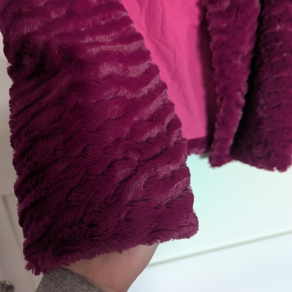 Like New Patagonia Girls size XL jacket. Magenta button front jacket. Pelage - Picture 5 of 8